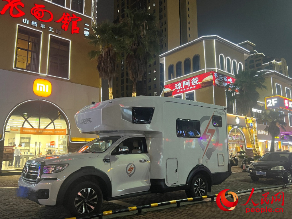 停放在海口闹市区的房车。人民网记者 李学山摄